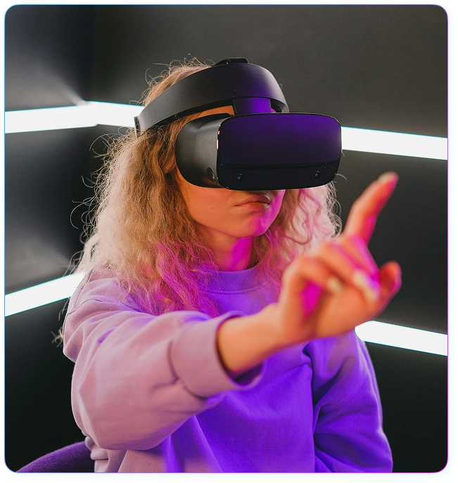 Dziewczyna w goglach VR dotyka palcem niewidzialnego ekranu w pokoju oświetlonym neonami.